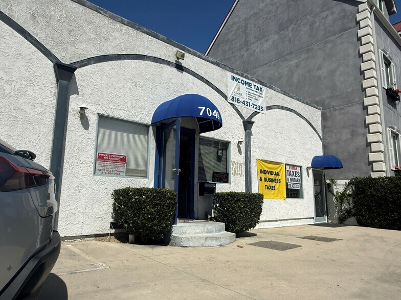7049 Owensmouth Ave, Canoga Park, CA à vendre - Photo du bâtiment - Image 3 de 8