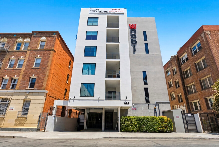744 S Mariposa Ave, Los Angeles, CA à vendre - Photo du bâtiment - Image 2 de 22