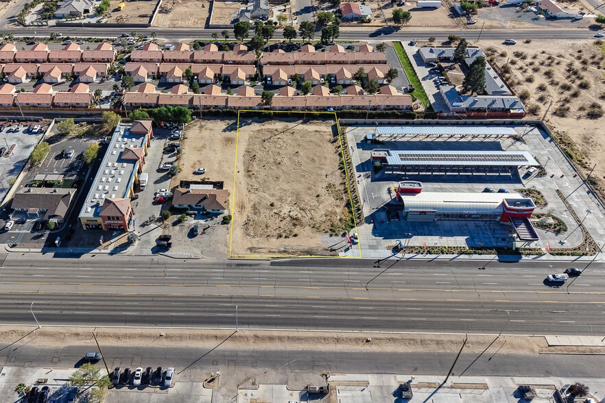 15403 Bear Valley Rd, Hesperia, CA à vendre - Photo du bâtiment - Image 1 de 21