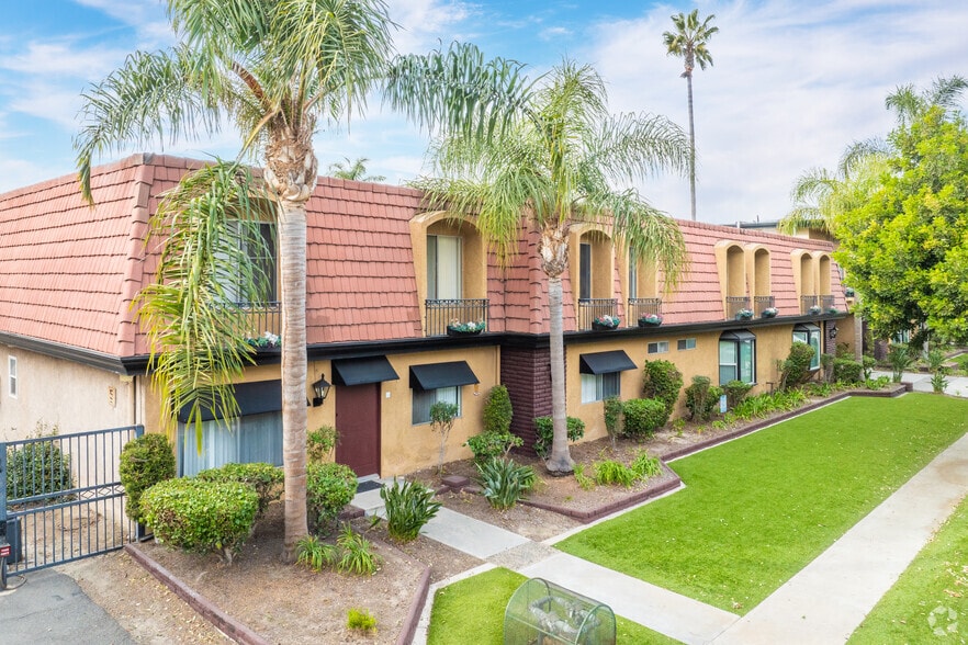 12381 Arrowhead St, Stanton, CA for sale - Primary Photo - Image 1 of 34
