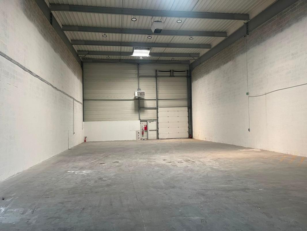 Industrial in Stains for lease Building Photo- Image 1 of 11