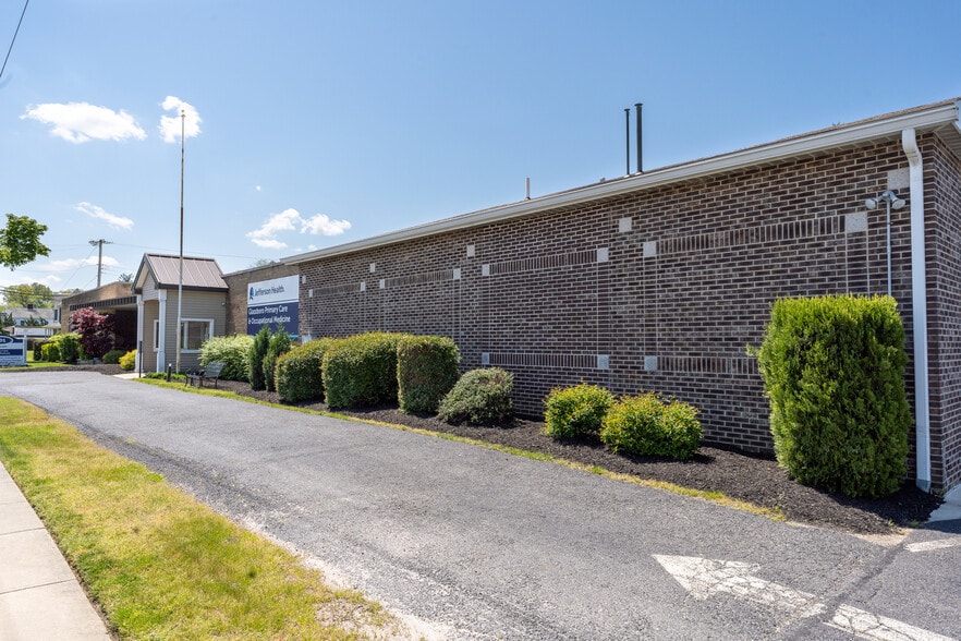 601 N Main St, Glassboro, NJ à louer - Photo du bâtiment - Image 2 de 11