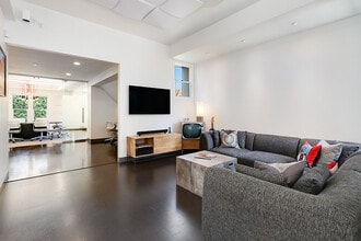 2214 Queen Anne Ave, Seattle, WA for sale Interior Photo- Image 2 of 12