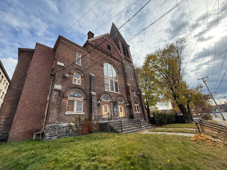 17 Fremont St, Gloversville, NY à vendre - Photo du bâtiment - Image 2 de 44