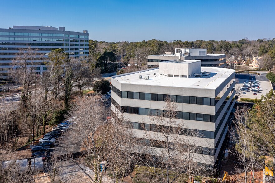 2957 Clairmont Rd NE, Atlanta, GA à louer - Aérien - Image 2 de 4