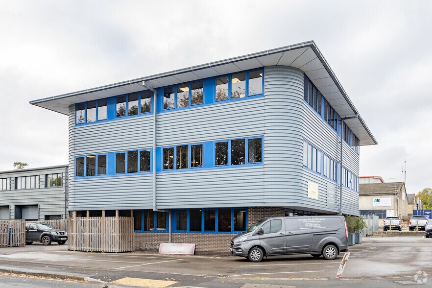 1 Wilkinson Rd, Cirencester à louer - Photo du bâtiment - Image 2 de 3