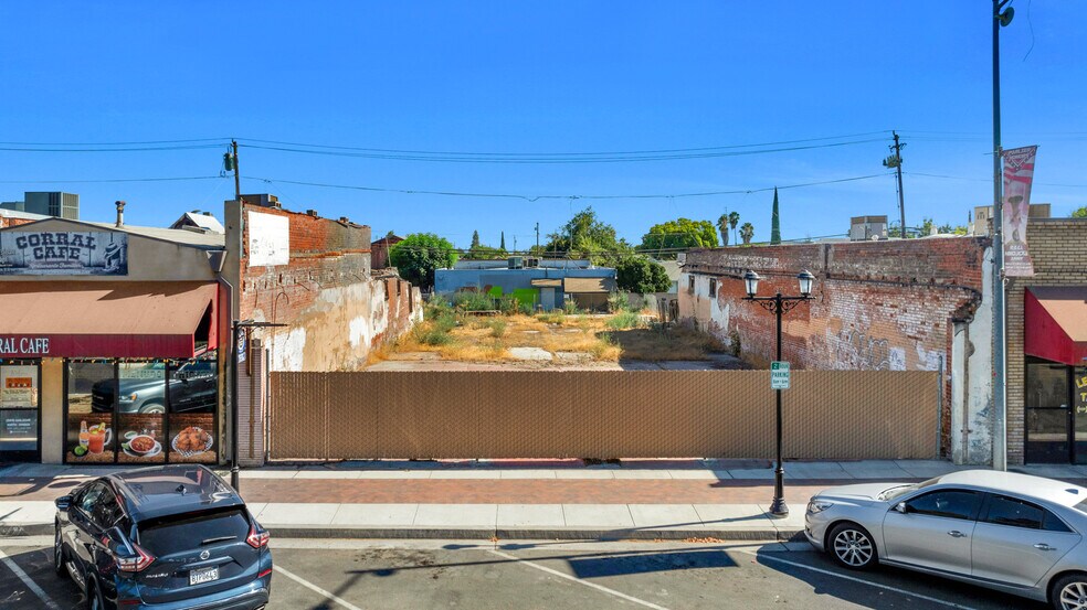 668 Fresno St, Parlier, CA for sale - Primary Photo - Image 1 of 24