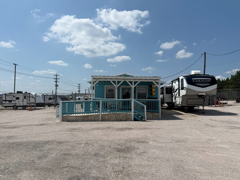 107 Bailey Ln, Liberty Hill, TX à louer - Photo du bâtiment - Image 3 de 8