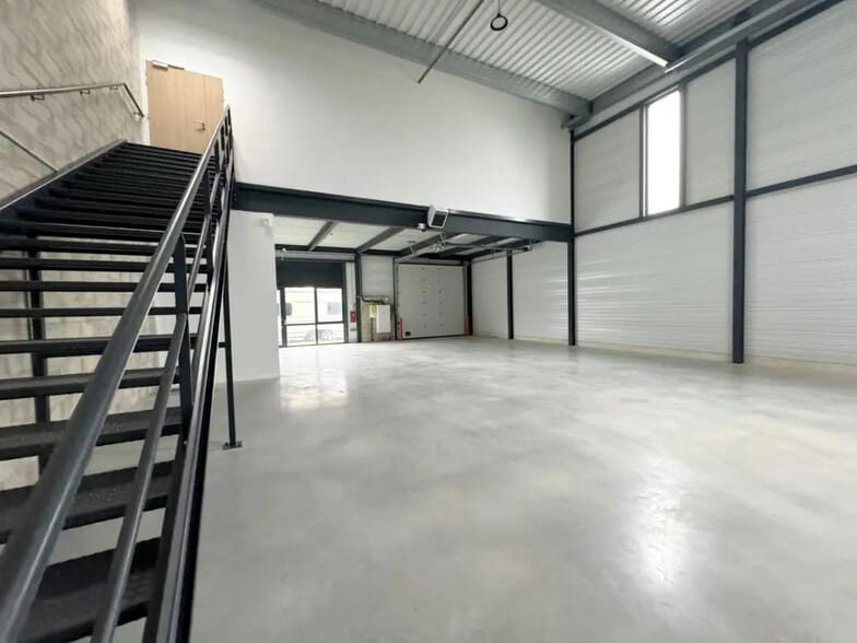 Office in Éragny for lease - Interior Photo - Image 1 of 16