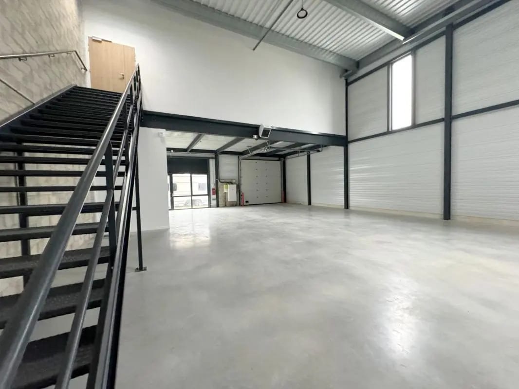 Office in Éragny for lease Interior Photo- Image 1 of 17