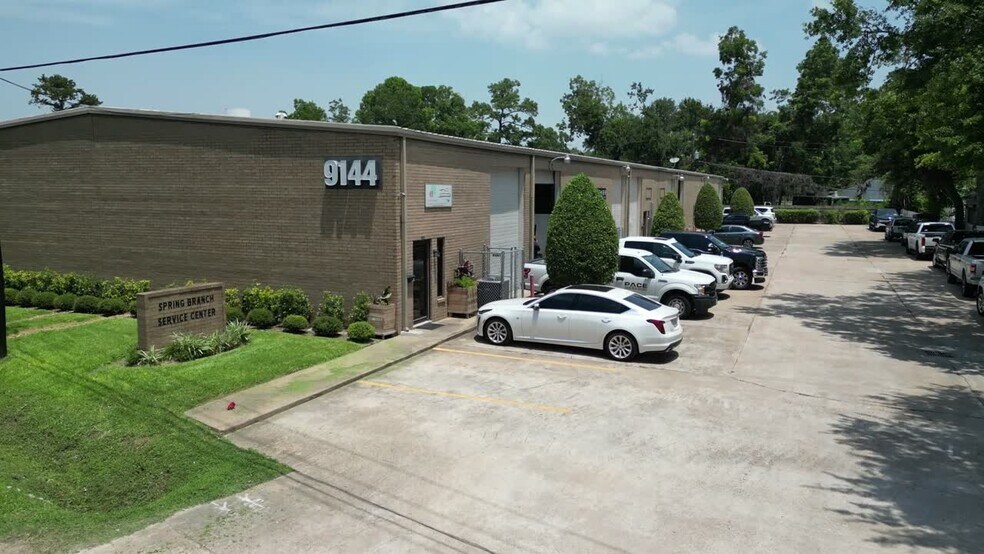 9135 Spring Branch Dr, Houston, TX à louer - Vidéo sur l’inscription commerciale - Image 2 de 7
