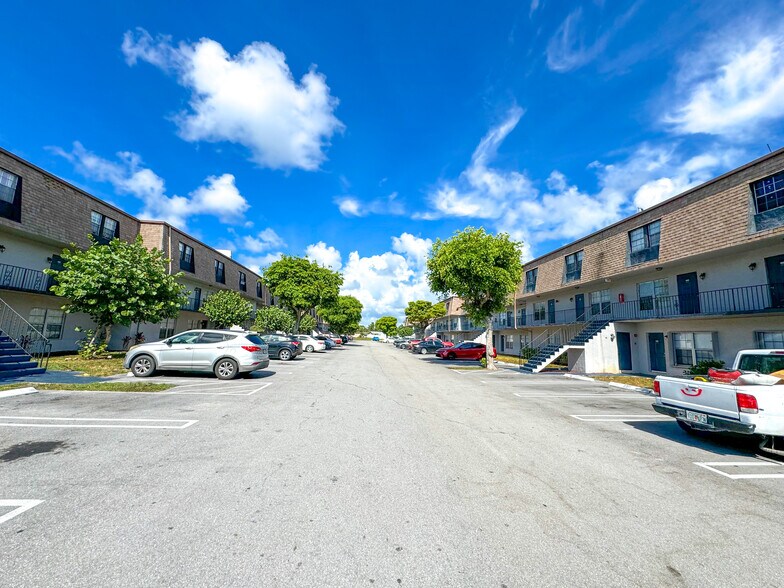 3901 36th Ct, West Palm Beach, FL à vendre - Photo du bâtiment - Image 3 de 21