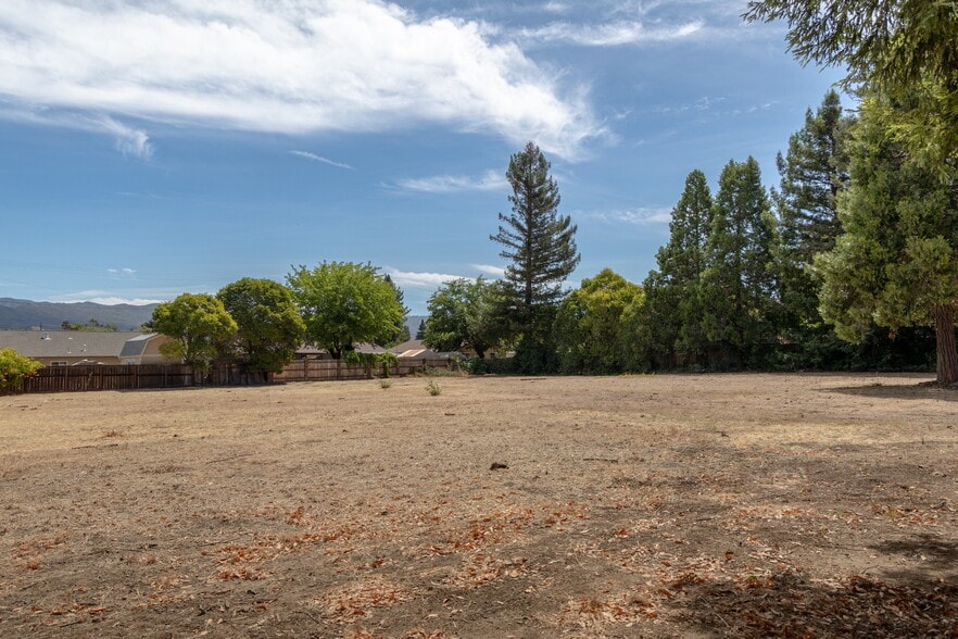 817 Waugh Ln, Ukiah, CA à vendre - Photo du bâtiment - Image 3 de 8