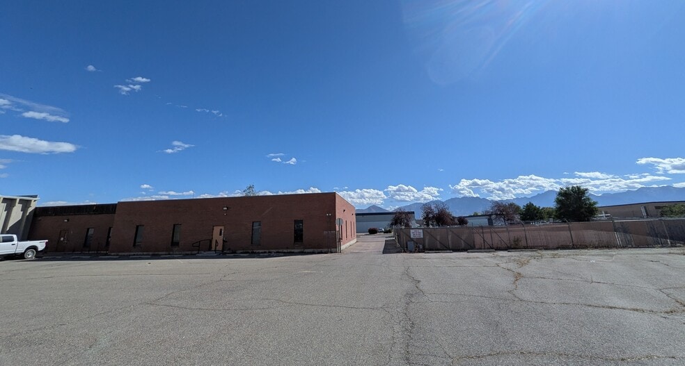 2370 Decker Lake Blvd, Salt Lake City, UT à louer - Photo du bâtiment - Image 2 de 23