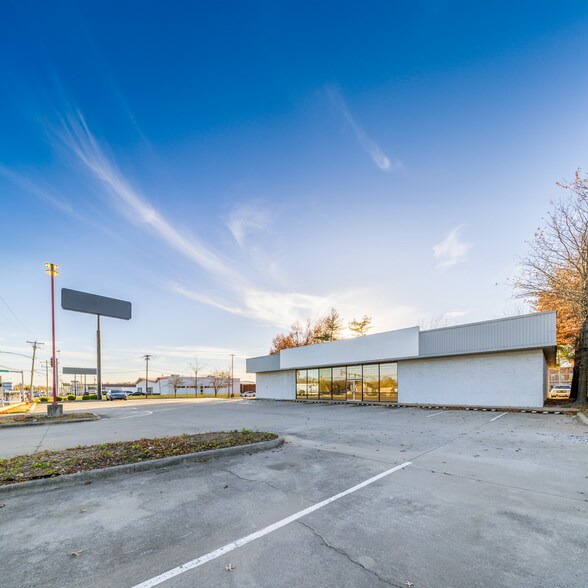 100 N Thompson St, Springdale, AR for lease - Building Photo - Image 2 of 6