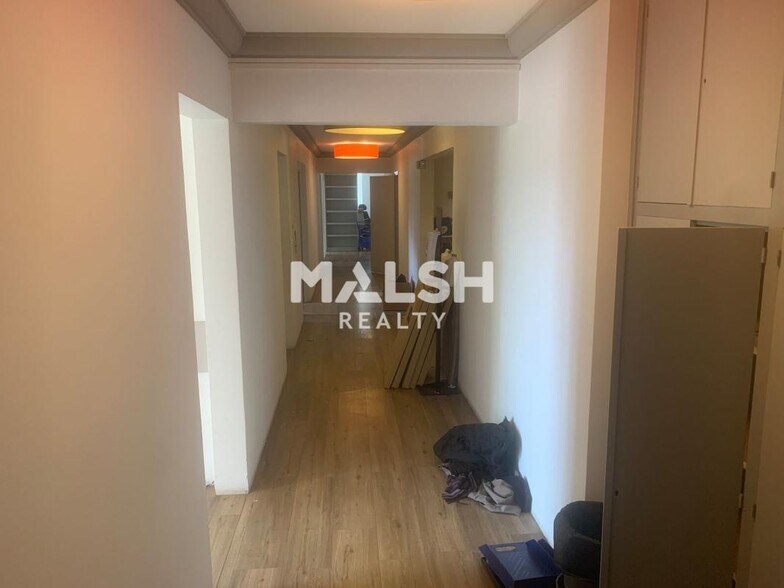 Office in Vénissieux for lease - Building Photo - Image 2 of 14