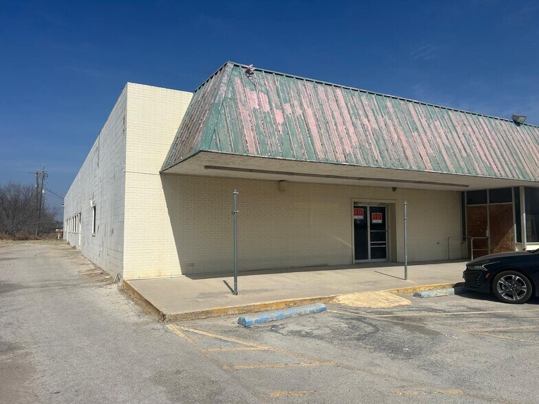 2214 N First St, Carrizo Springs, TX à louer - Photo du bâtiment - Image 2 de 9