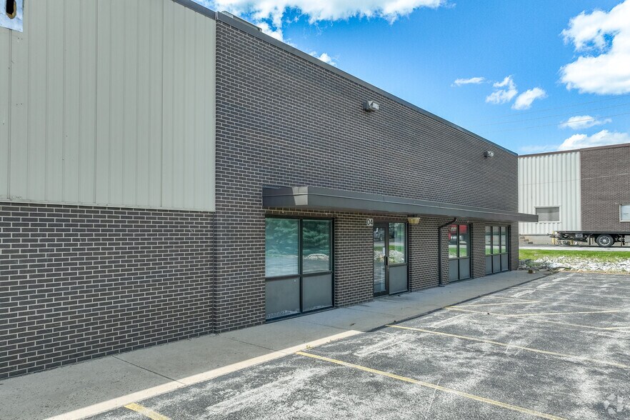 220 Poplar Pl, North Aurora, IL à louer - Photo du bâtiment - Image 2 de 6
