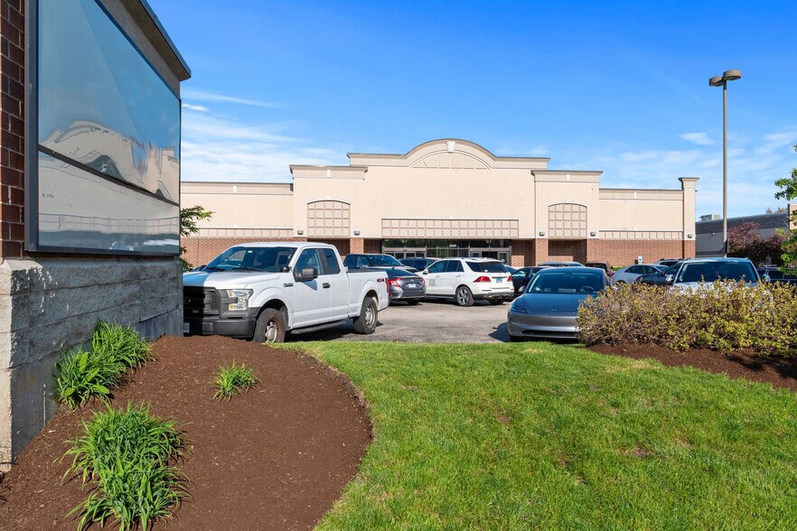 2300 S Eola Rd, Aurora, IL à vendre - Photo du bâtiment - Image 2 de 4