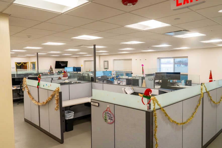 6226 W 74th St, Bedford Park, IL for sale - Interior Photo - Image 3 of 6