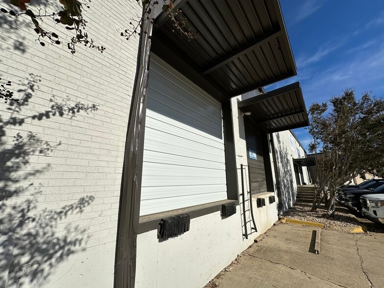 3101-3109 E Avenue E, Arlington, TX à louer - Photo du bâtiment - Image 2 de 4