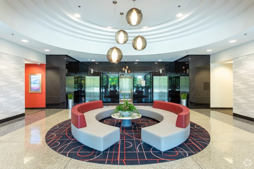 2800 Livernois Rd, Troy, MI à louer - Hall d’entrée - Image 3 de 8