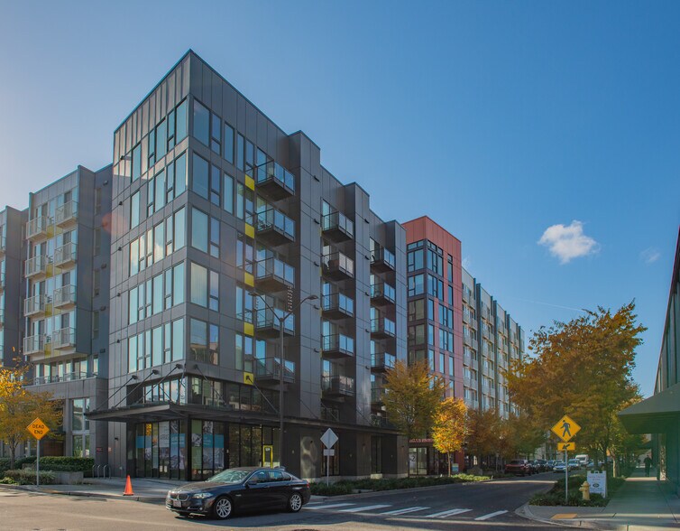 12282 NE 12th Ln, Bellevue, WA à louer - Photo du bâtiment - Image 2 de 7