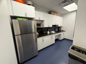 150 Woodbury Rd, Woodbury, NY à louer Photo intérieure- Image 2 de 4