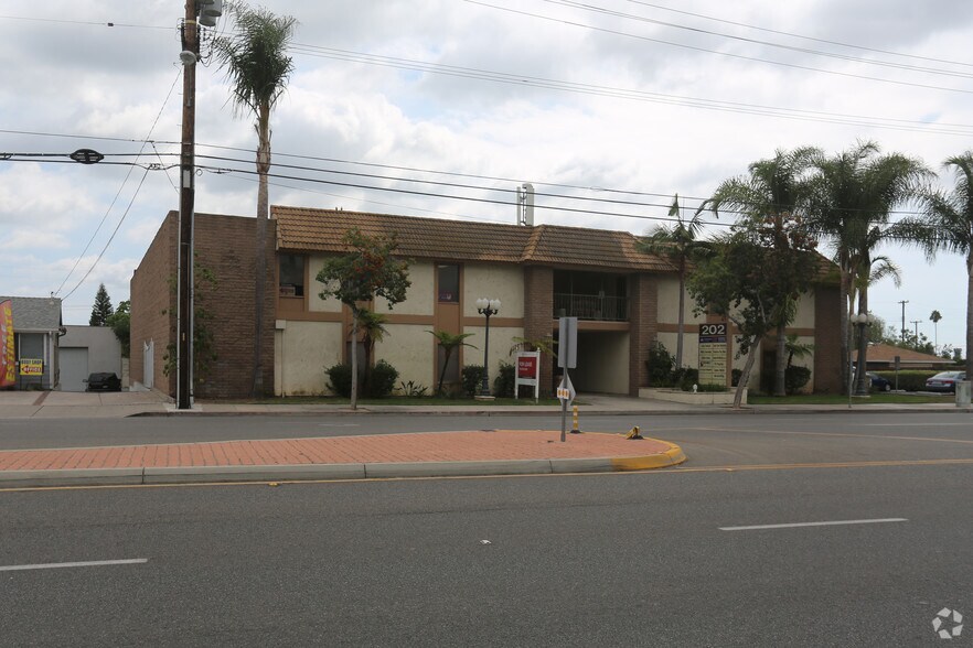 202 W Lincoln Ave, Orange, CA à louer - Photo du bâtiment - Image 3 de 5