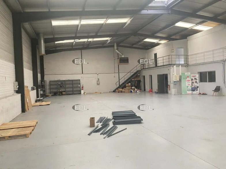 Flex in Vénissieux for lease - Interior Photo - Image 2 of 14