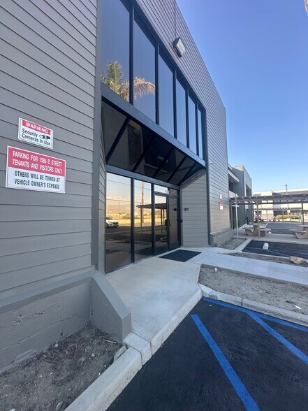 1585 S D St, San Bernardino, CA à louer - Photo du bâtiment - Image 2 de 4