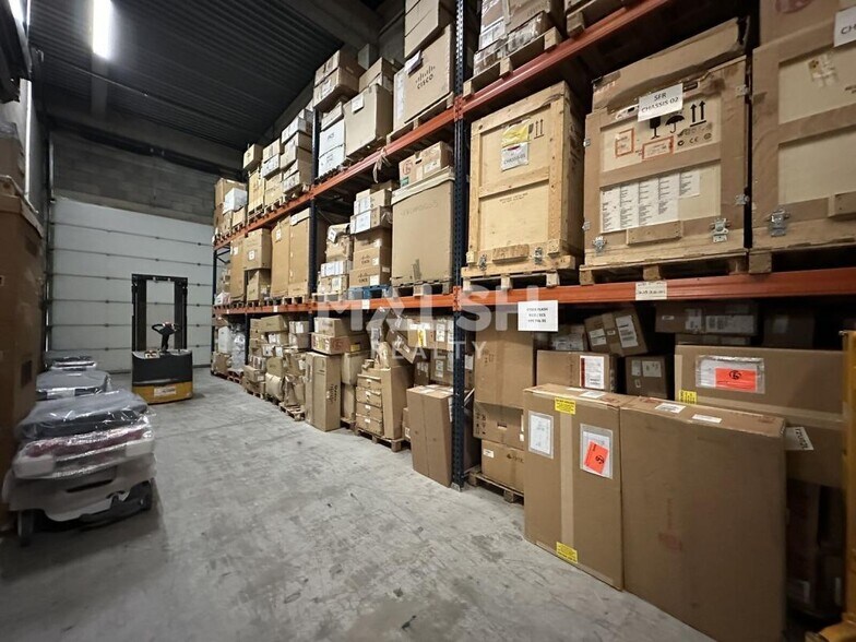 Flex in Vénissieux for lease - Interior Photo - Image 1 of 5
