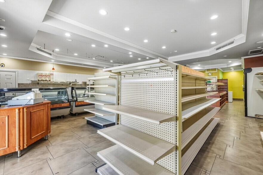 5075 Hollywood Blvd, Los Angeles, CA à louer - Photo du bâtiment - Image 3 de 15