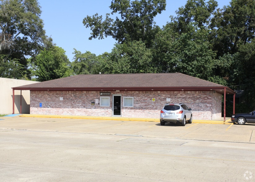 204 W Coombs St, Alvin, TX à louer - Photo du bâtiment - Image 2 de 16