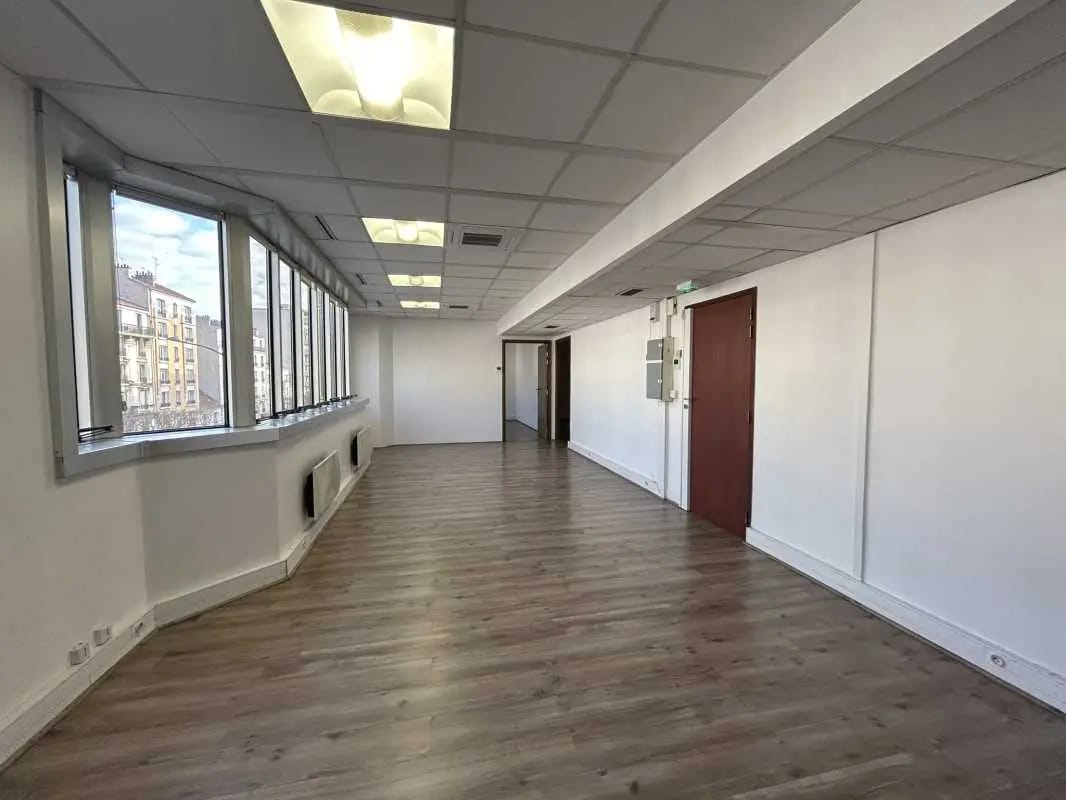 Office in Saint-Mandé for lease Interior Photo- Image 1 of 9