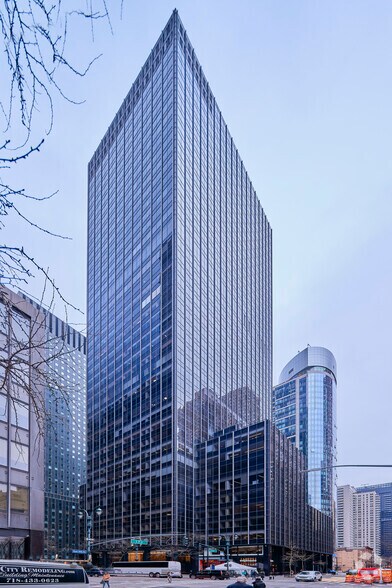 605 Third Ave, New York, NY à louer - Photo du bâtiment - Image 1 de 13
