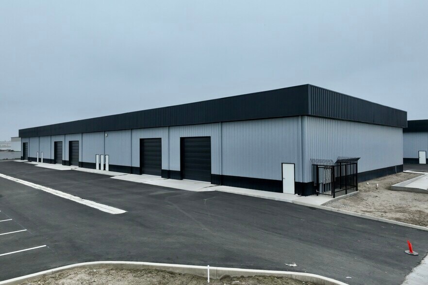 704 Industrial Ave, Tulare, CA à louer - Photo de construction - Image 1 de 2