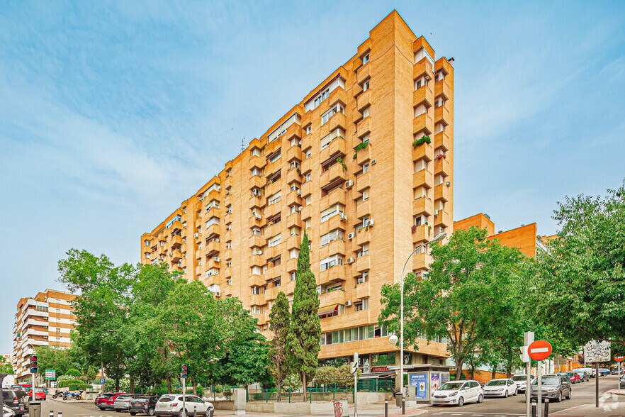 Calle de Lira, 1, Madrid, Madrid for sale - Building Photo - Image 2 of 2