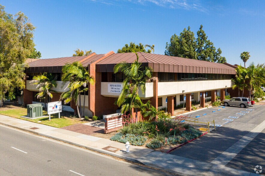 2112 E 4th St, Santa Ana, CA à louer - Photo du bâtiment - Image 1 de 15