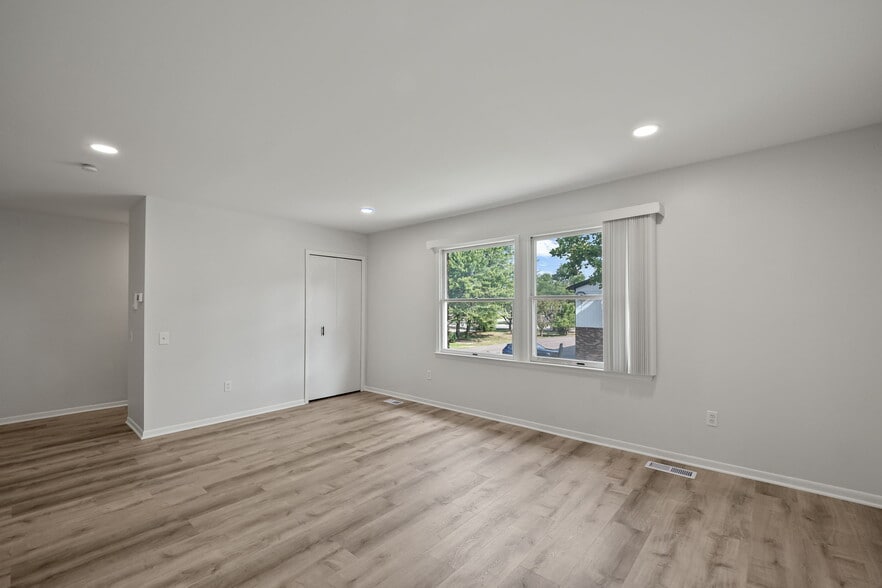 15925-15929 W 11 Mile Rd, Southfield, MI for sale - Building Photo - Image 2 of 11