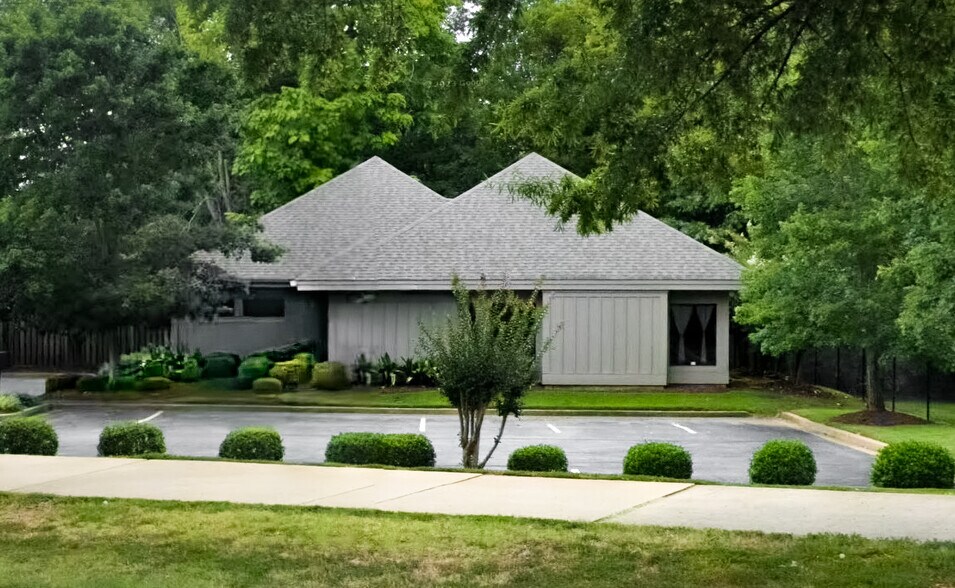 894 W Saint John St, Spartanburg, SC à louer - Photo du bâtiment - Image 1 de 16