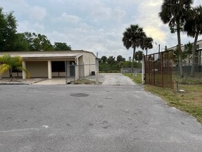 4841 Buckingham Rd, Fort Myers, FL à louer Photo intérieure- Image 1 de 7