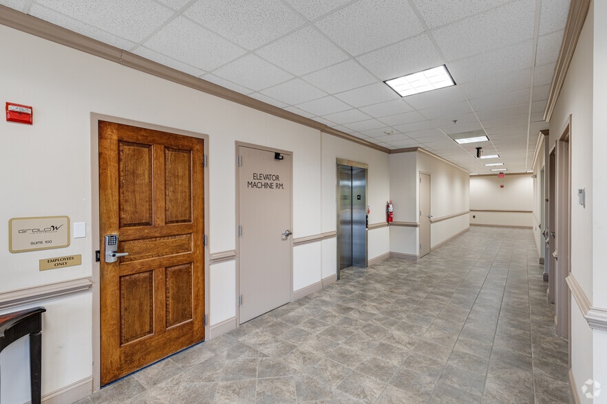 18354 Quantico Gateway Dr, Triangle, VA for lease - Lobby - Image 3 of 9