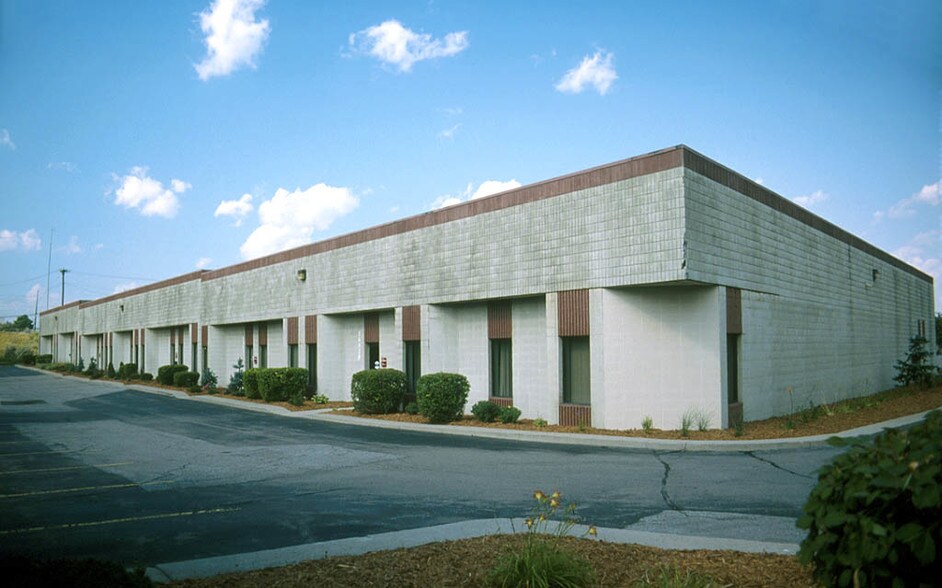 24025-24043 Research Dr, Farmington Hills, MI à louer - Photo du bâtiment - Image 2 de 6