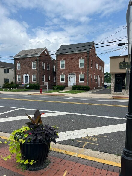 111 E Main St, Maple Shade Township, NJ à louer - Photo du bâtiment - Image 2 de 4