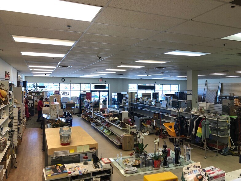 2751 E Lexington Ave, High Point, NC for lease - Interior Photo - Image 3 of 4