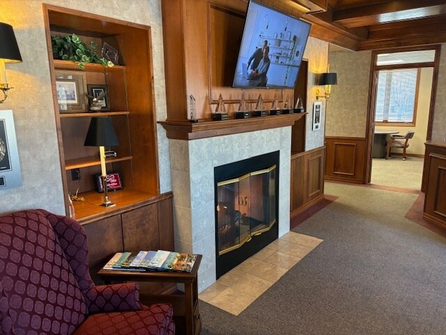 105 E Bell St, Neenah, WI à louer - Photo du bâtiment - Image 2 de 21