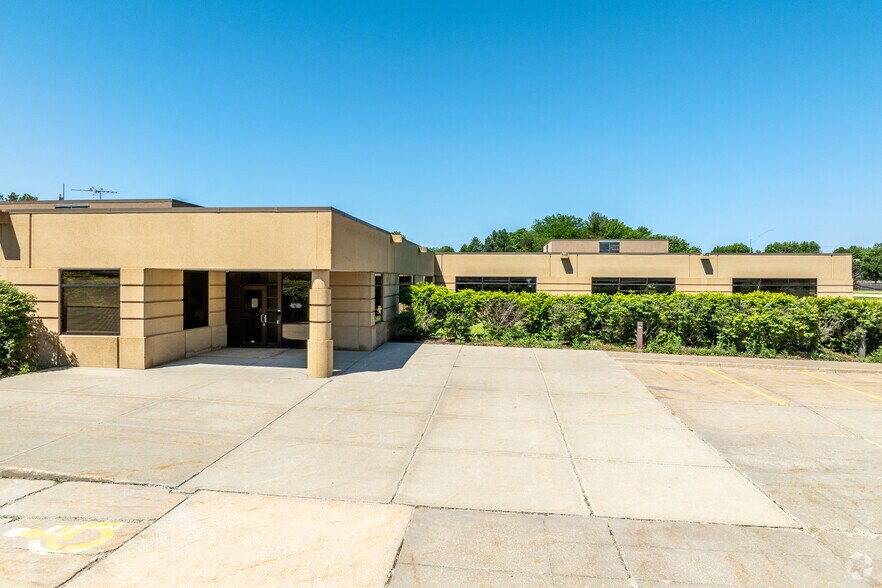 13300 Hickman Rd, Clive, IA à louer - Photo du bâtiment - Image 2 de 7