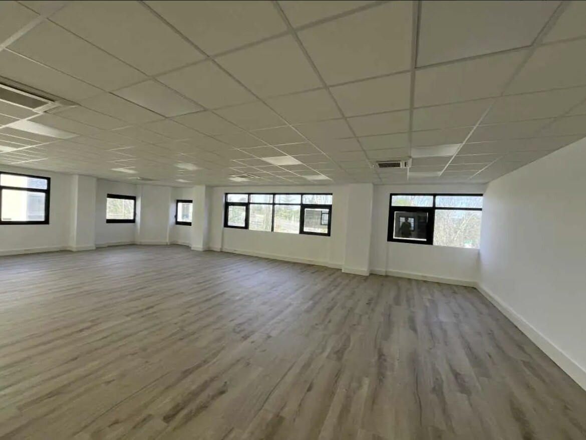 350 Avenue Jean-René Guillibert Gautier De La Lauzière, Aix-en-Provence for lease Interior Photo- Image 1 of 2