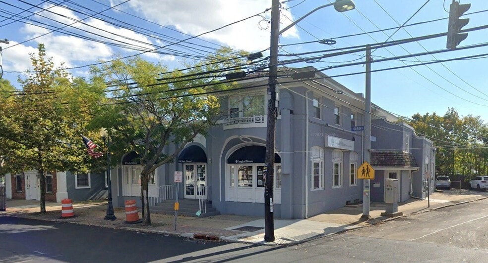 100 W Main St, East Islip, NY for lease - Building Photo - Image 3 of 4